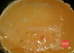 Illustration of how to make leek, egg and shrimp dumpling stuffing 3