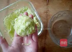 Illustration of how to make zucchini, pork and green onion dumpling stuffing 5