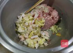 Illustration of how to make three fresh buns 3