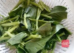 Illustration of how to make spinach steamed buns 1