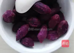 Illustration of how to make purple sweet potato, white sugar, peanut and red date buns 2