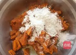 Illustration of how to make pumpkin bean paste steamed buns 3