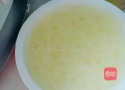 Illustration of how to make shredded potato pancakes 3