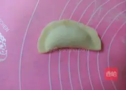 Illustration of how to make gold and silver ingot dumplings 9