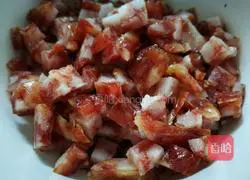 Illustration of how to make spicy sausage and egg fried rice 1