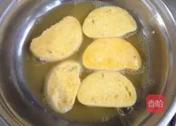 Illustration of how to make fried steamed bun slices 4