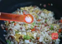 Illustration of how to make mixed vegetables, ham and egg fried rice 12