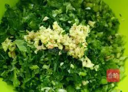 Illustration of how to make celery meat dumplings 1