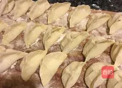 Illustration of how to make leek and pork dumplings 5