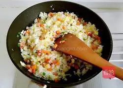 Illustration of how to make egg fried rice 10