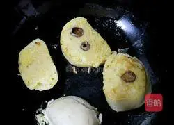 Illustration of how to make egg steamed bun slices with less oil 4