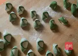 Illustration of making two-color parsley dumplings 2