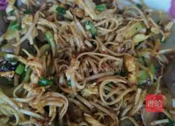 Illustration of how to make fried noodles with eggs and vegetables 7