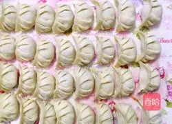 Illustration of how to make leek, egg and shrimp dumpling stuffing 9