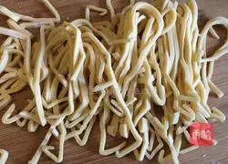 Illustration of how to make chewy egg noodles 10