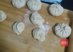 Illustration of how to make three fresh buns 6
