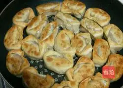 Illustration of how to make Qingqing fried wontons 8