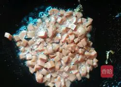 Illustration of how to make egg and ham fried rice 2