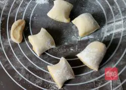 Illustration of how to make milk-flavored pumpkin steamed buns 6