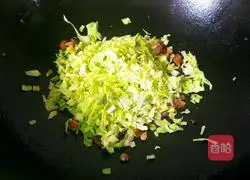 Illustration of how to make cabbage and bacon fried rice 9