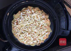 Illustration of how to make shrimp and vegetable pizza 5