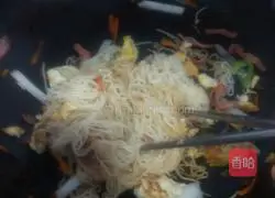 Illustration of how to make fried noodles with three shredded eggs 8