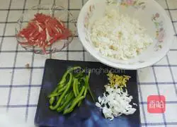Illustration of how to make fried rice with shredded green pepper and pork 1