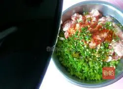 Illustration of how to make celery and pork buns 6