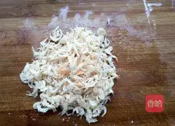 Illustration of how to make steamed buns stuffed with chives and pork stuffing with old noodles 6