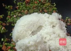 Illustration of how to make fried rice with green beans 6