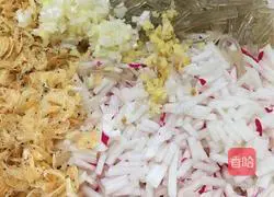 Illustration of how to make radish and shrimp skin vermicelli buns 8