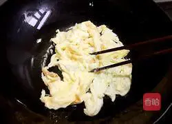 Illustration of how to make fried rice with scallions, ham, sausage and eggs 6