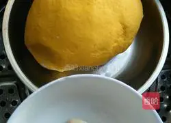 Illustration of how to make sunflower buns 3