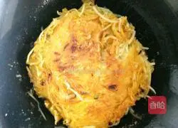 Illustration of how to make golden potato shredded pancake 5
