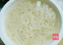 Illustration of how to make fried noodles with preserved meat 3