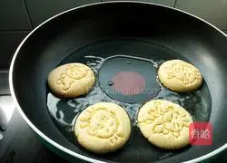 Illustration of how to make milk corn pancakes 8