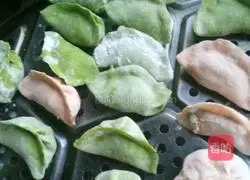 Illustration of how to make vegetable dumplings 12