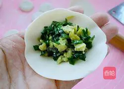 Illustration of how to make egg and leek dumpling stuffing 8