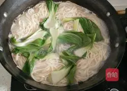 Illustration of how to make noodles with oyster sauce and tomato sauce 2