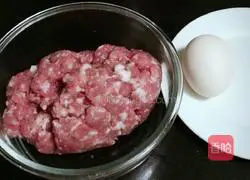 Illustration of how to make crepe wontons 1