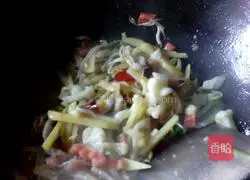 Illustration of how to make shredded potato, bean sprouts, sausage and fried rice 1