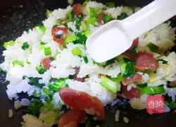 Illustration of how to make fried rice with sausages 9