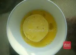 Illustration of how to make egg steamed bun slices 4