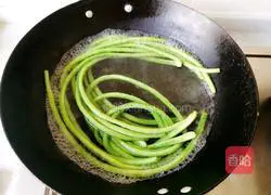 Illustration of how to make dumplings stuffed with beans, mushrooms and fungus stuffing 3