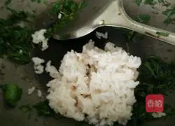Illustration of how to make fried rice with water chestnut leaves 7