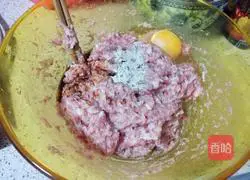 Illustration of how to make celery and fresh meat dumplings 3