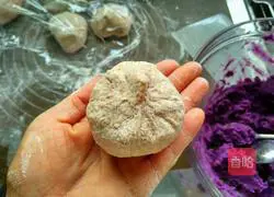 Illustration of how to make osmanthus sugar whole wheat purple sweet potato cake 9