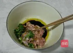 Illustration of how to make dumplings stuffed with meat and three delicacies 10