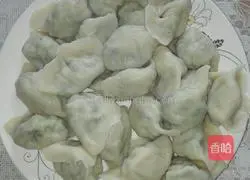 Illustration of how to make pork and sophora flower stuffed dumplings 24