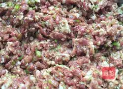 Illustration of how to make dumplings stuffed with pork and cabbage 1